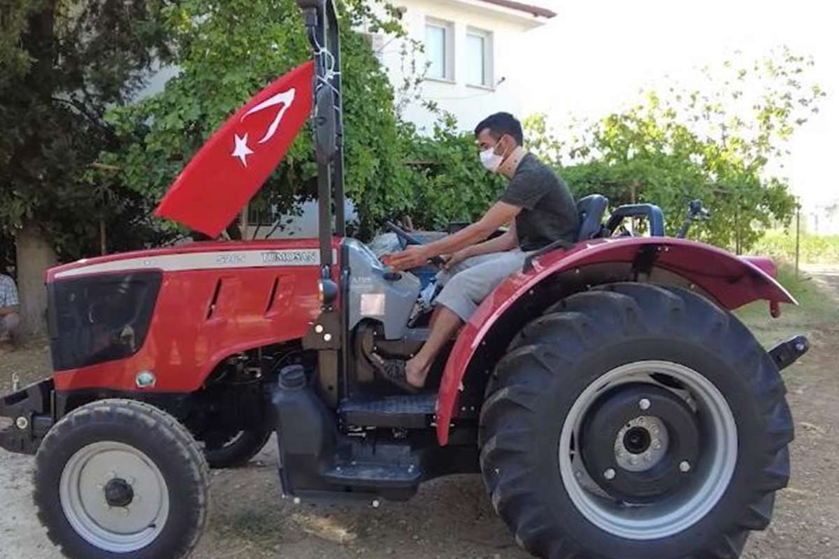 Bakan Kurum'un söz verdiği traktör teslim edildi