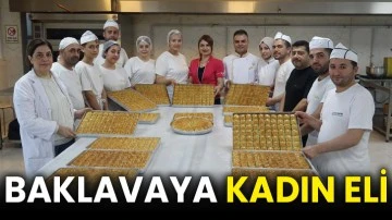 Baklavaya kadın eli