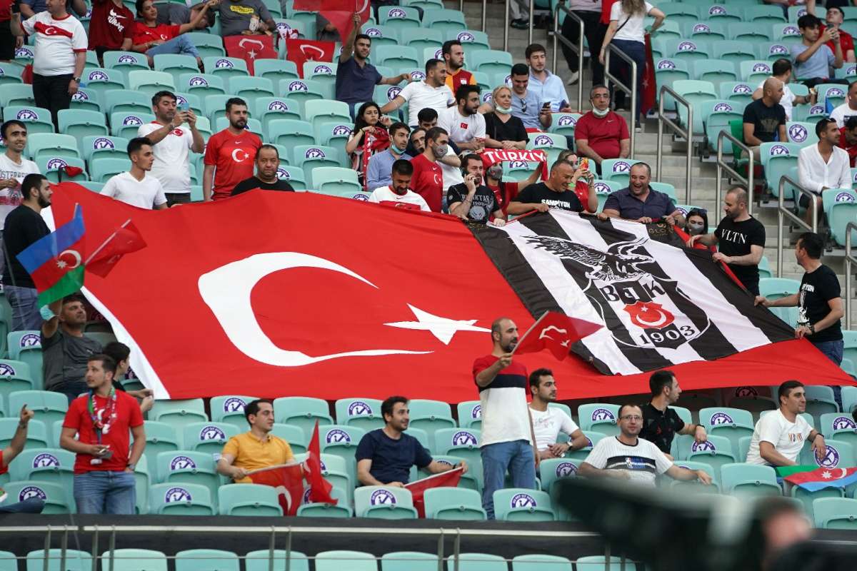 Bakü'de tribünler yine Türk Bayraklarıyla doldu