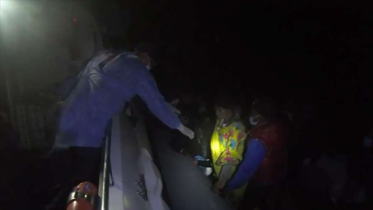 Balıkesir açıklarında Türk kara sularına itilen 30 düzensiz göçmen kurtarıldı