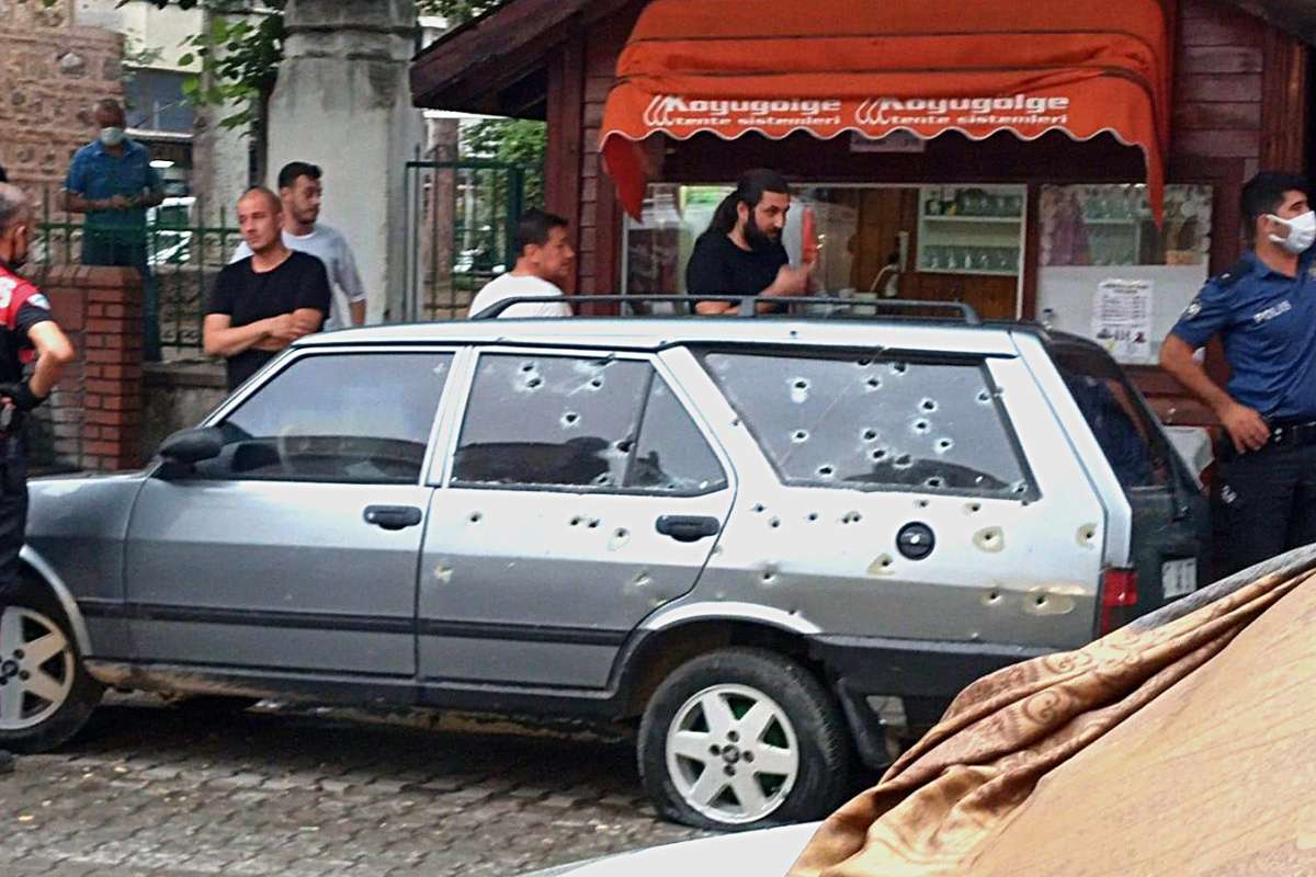 Balkondan husumetlilerine kurşun yağdırdı, araç delik deşik oldu