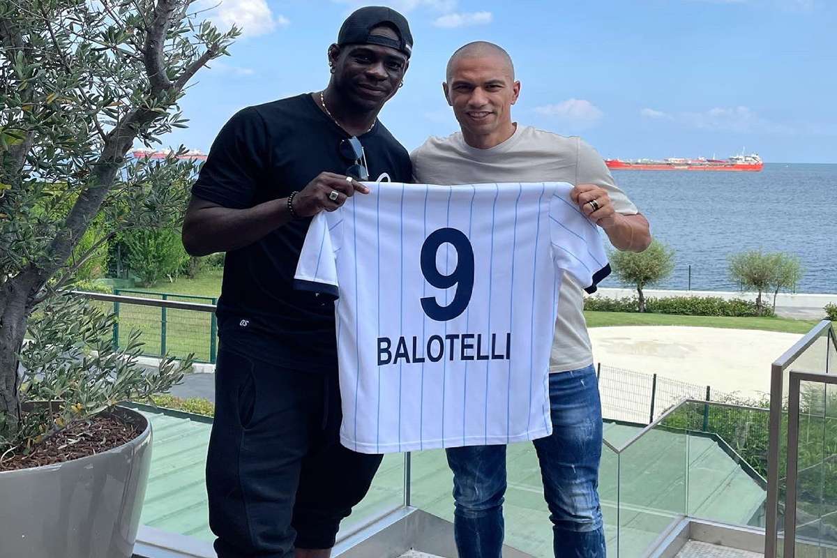 Balotelli 9 numaralı formayı giyecek