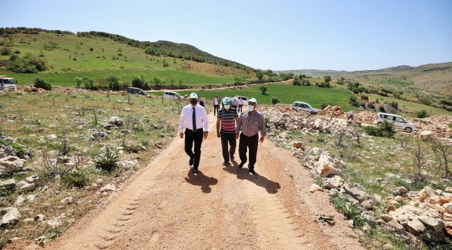 Başkan Fadıloğlu, arazi yolu mıcırlama çalışmalarını inceledi