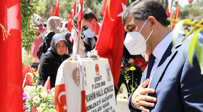 Başkan Fadıloğlu, Şehitleri mezarı başında andı