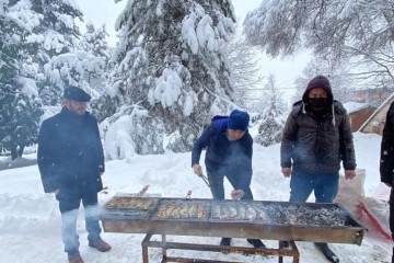 Başkandan karla mücadele ekibine mangalda balık ikramı