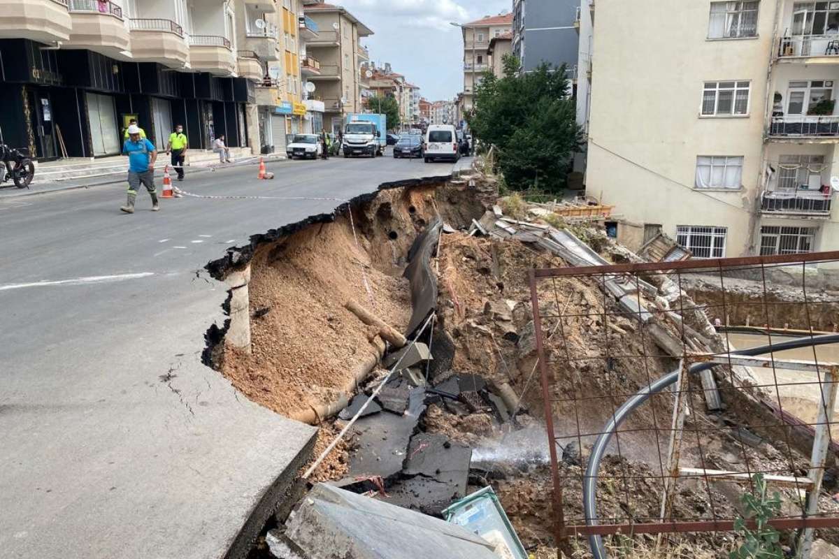 Başkent'te bir inşaatın istinat duvarı çöktü