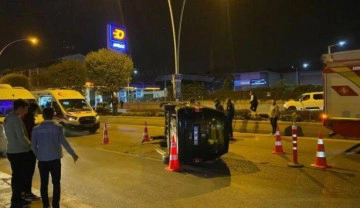 Başkent&rsquo;te kontrolden çıkan otomobil refüje çarparak yan yattı: 1 yaralı