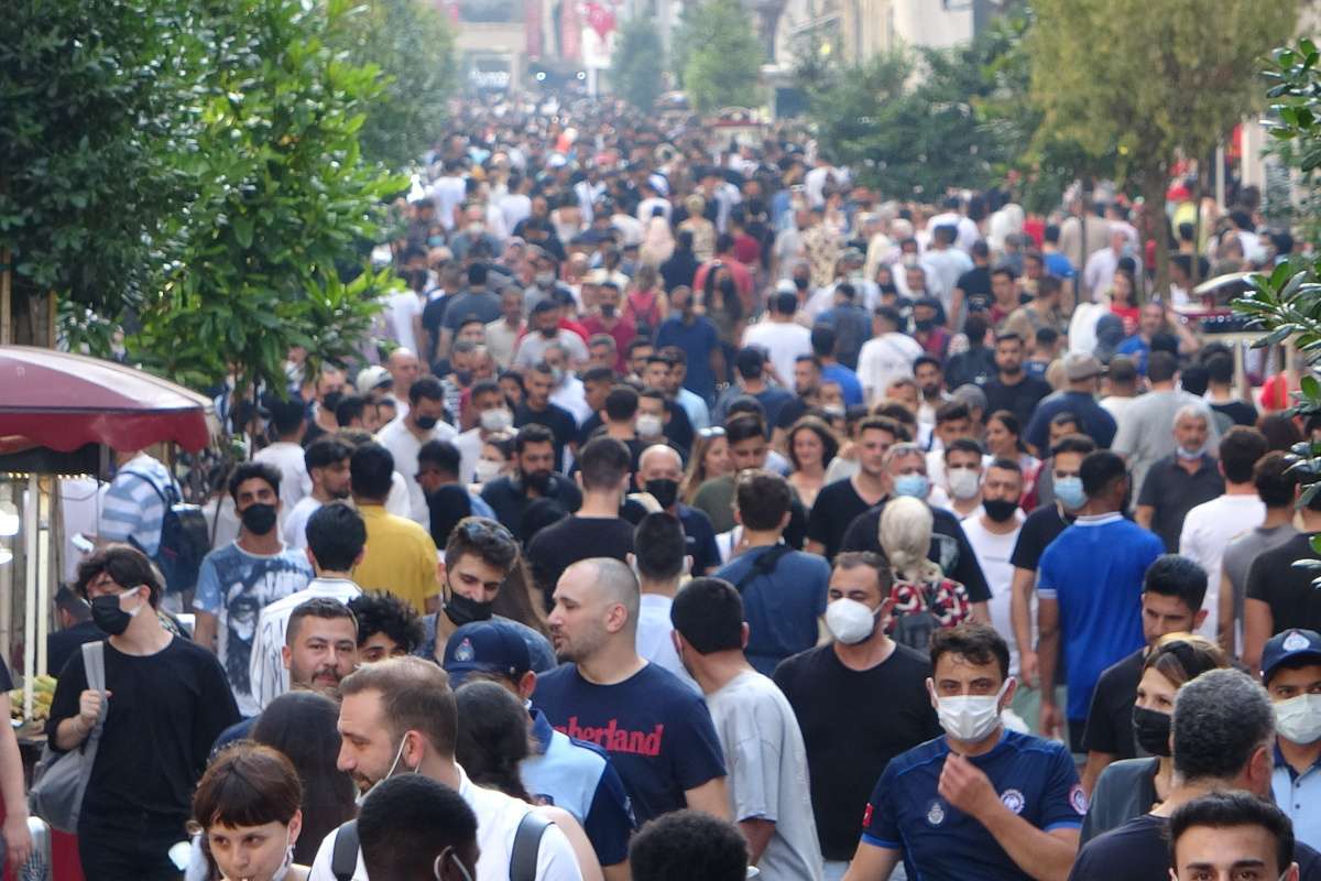 Bayram arefesinde Taksim'de yoğunluk