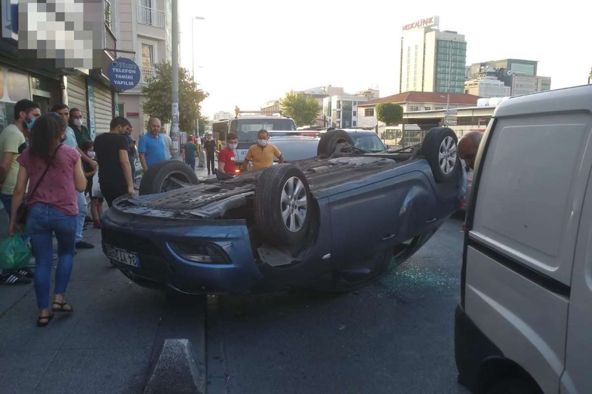 Bayrampaşa'da kontrolden çıkan araç takla attı: 1 yaralı