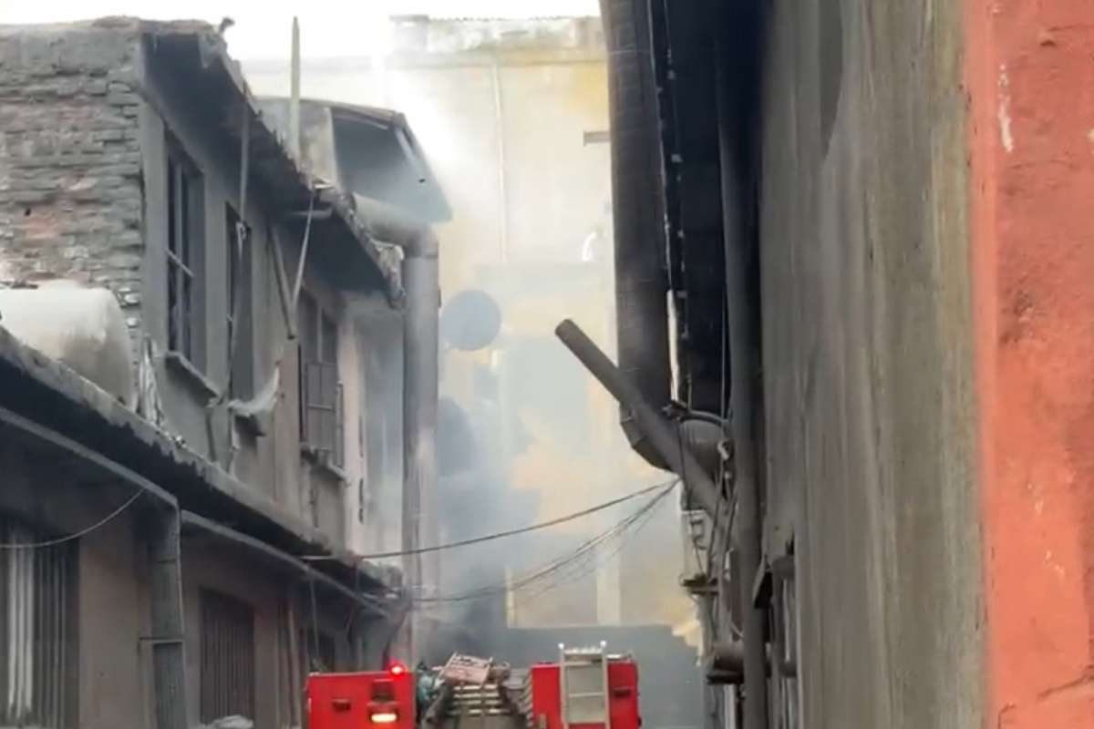Bayrampaşa'da sanayi sitesinde yangın: 4 yaralı