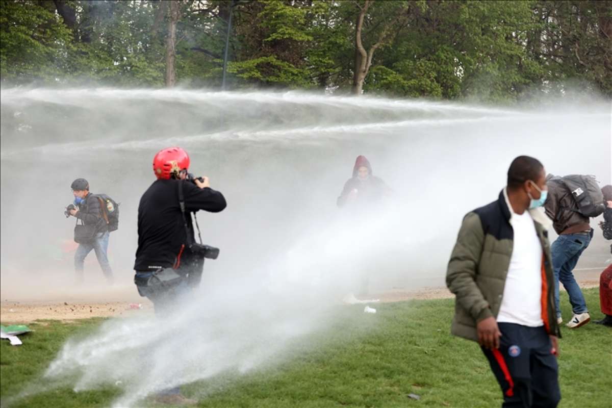 Belçika'da parkta parti düzenlemek isteyen gençlere polis müdahale etti