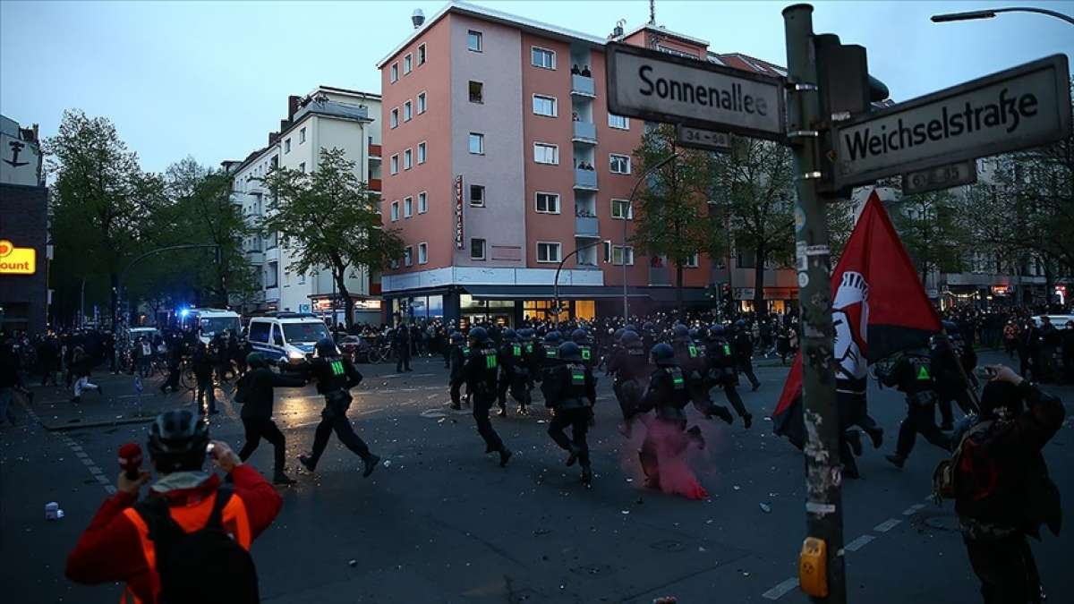 Berlin'deki 1 Mayıs gösterilerinde en az 93 polis yaralandı, 354 kişi gözaltına alındı