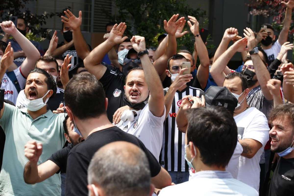 Beşiktaş taraftarları Sergen Yalçın'ın evinin önünde toplandı