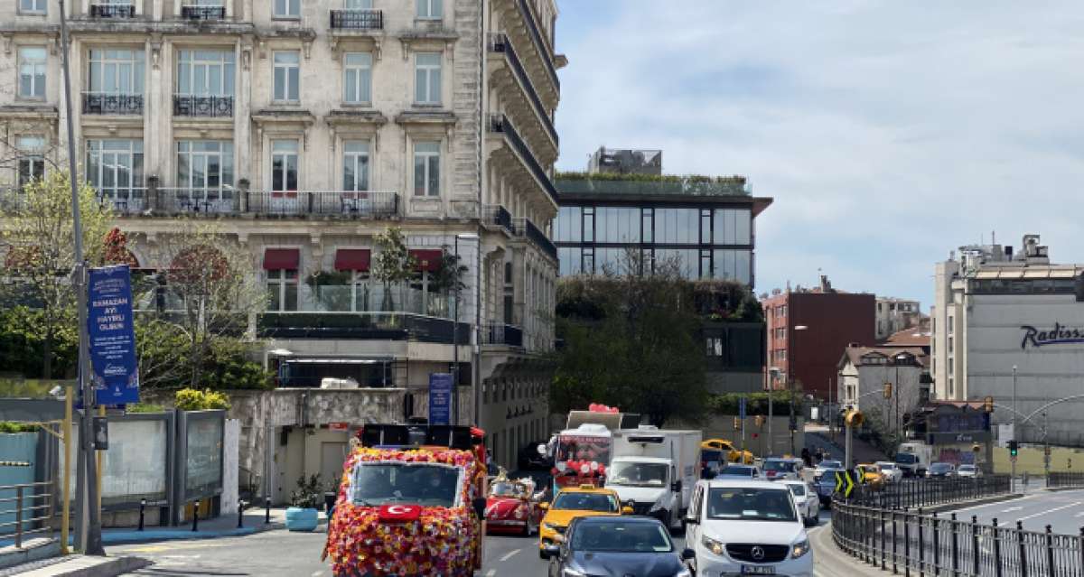 Beyoğlu'nda '23 Nisan Otobüsü' ile bayram coşkusu