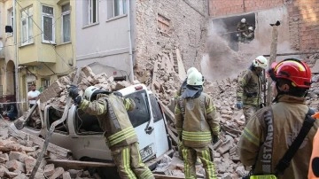 Beyoğlu’nda 4 katlı metruk binanın duvarı çöktü