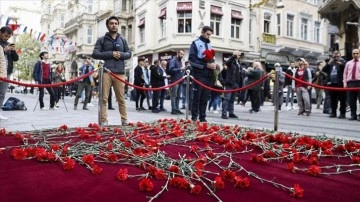 Beyoğlu'nda patlamanın yaşandığı yere karanfil bırakıldı