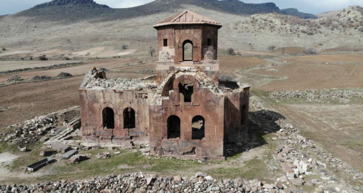 Bin 500 yıllık Kızıl Kilise ziyaretçilerini ağırlamaya devam ediyor