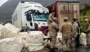 Bitlis&rsquo;te 2 TIR çarpıştı: 1 yaralı