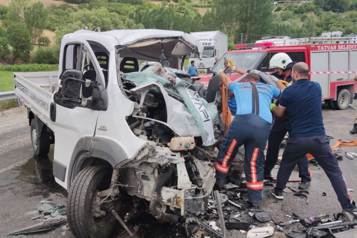 Bitlis'te trafik kazası: 2 ölü, 3 yaralı