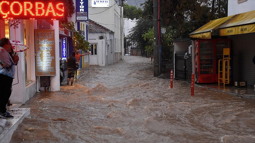 Bodrum'da sağanak taşkına neden oldu