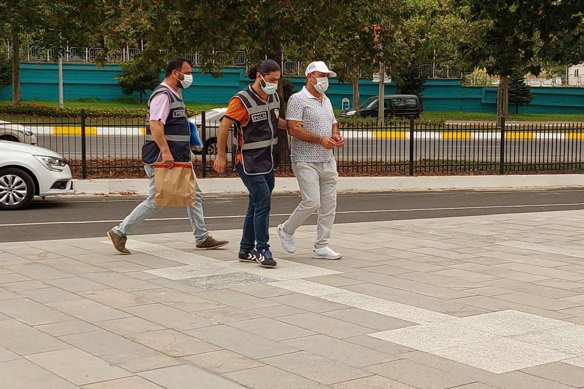 Boşandığı eşini, kızının gözleri önünde 4 bıçak darbesiyle öldürdü