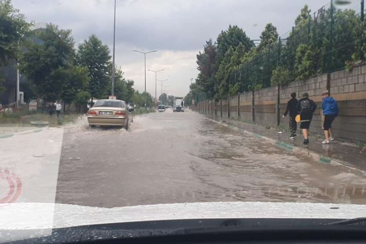 Bursa 10 dakikalık sele teslim oldu...Yollar göle döndü