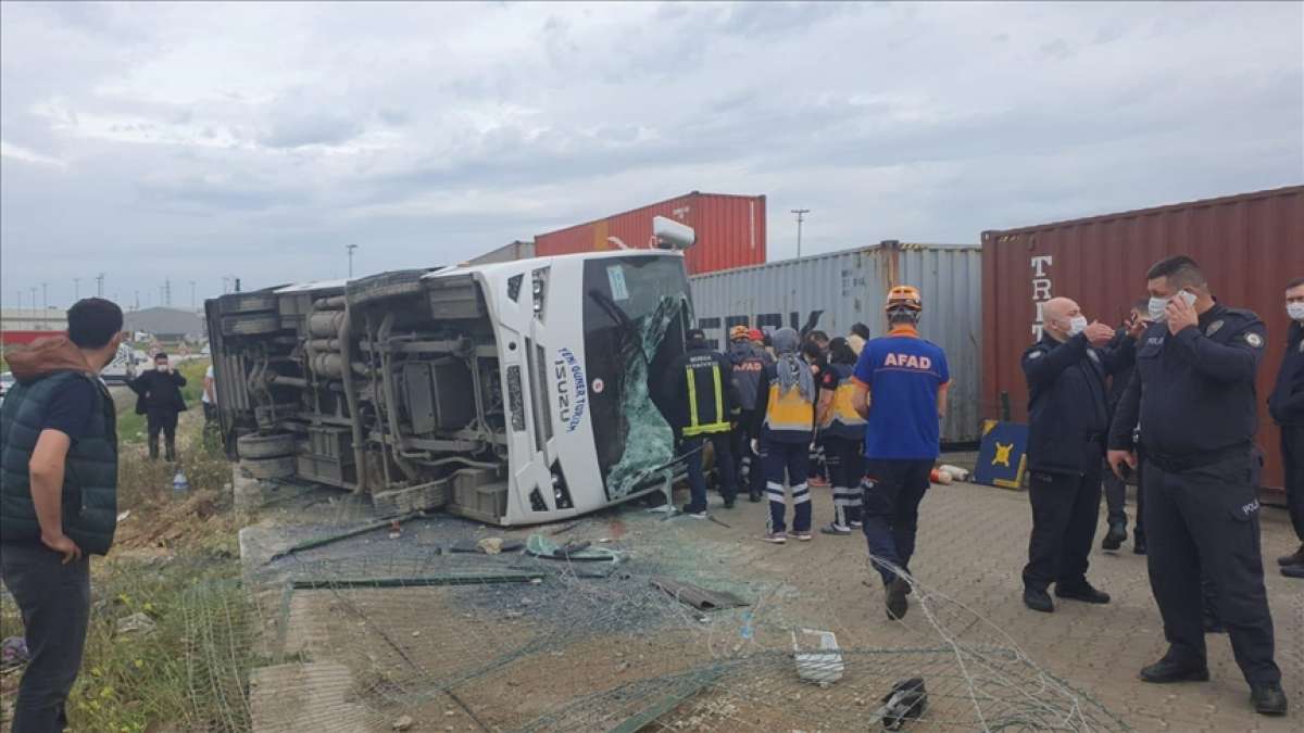 Bursa'da işçileri taşıyan servis aracı devrildi: 1 kişi öldü, 20 kişi yaralandı