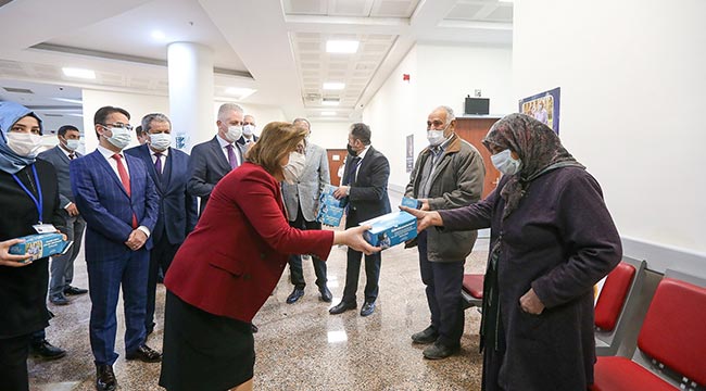  Büyükşehir, aşısını olan vatandaşa hijyen paketi verdi