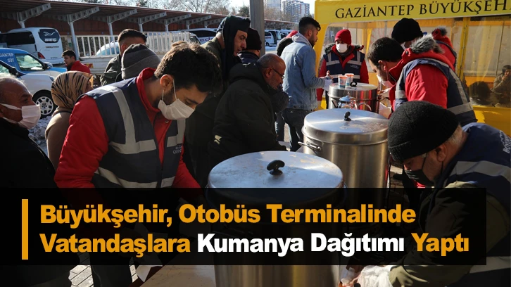 Büyükşehir, Otobüs Terminalinde Vatandaşlara Kumanya Dağıtımı Yaptı