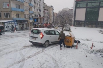 Buz pistine dönen yoldaki kazalar anbean kaydedildi