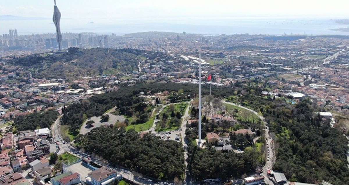 Çamlıca Tepesi'ne dikilen Türkiye'nin en uzun bayrak direği havadan görüntülendi