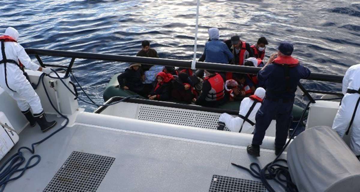 Çanakkale açıklarında 17 düzensiz göçmen kurtarıldı