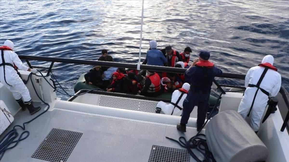 Çanakkale açıklarında Türk kara sularına itilen 17 düzensiz göçmen kurtarıldı