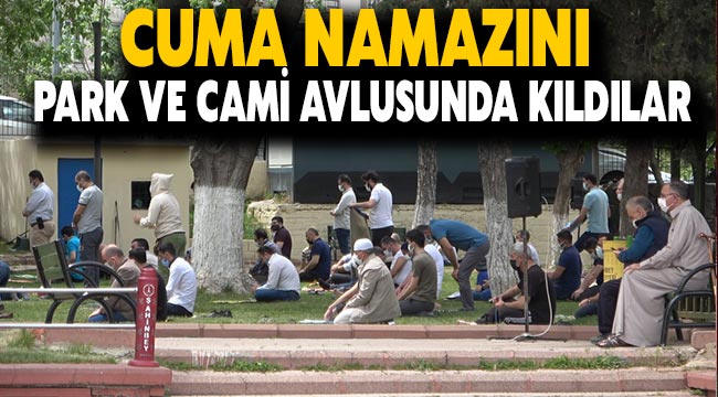 Cuma namazını park ve cami avlusunda kıldılar