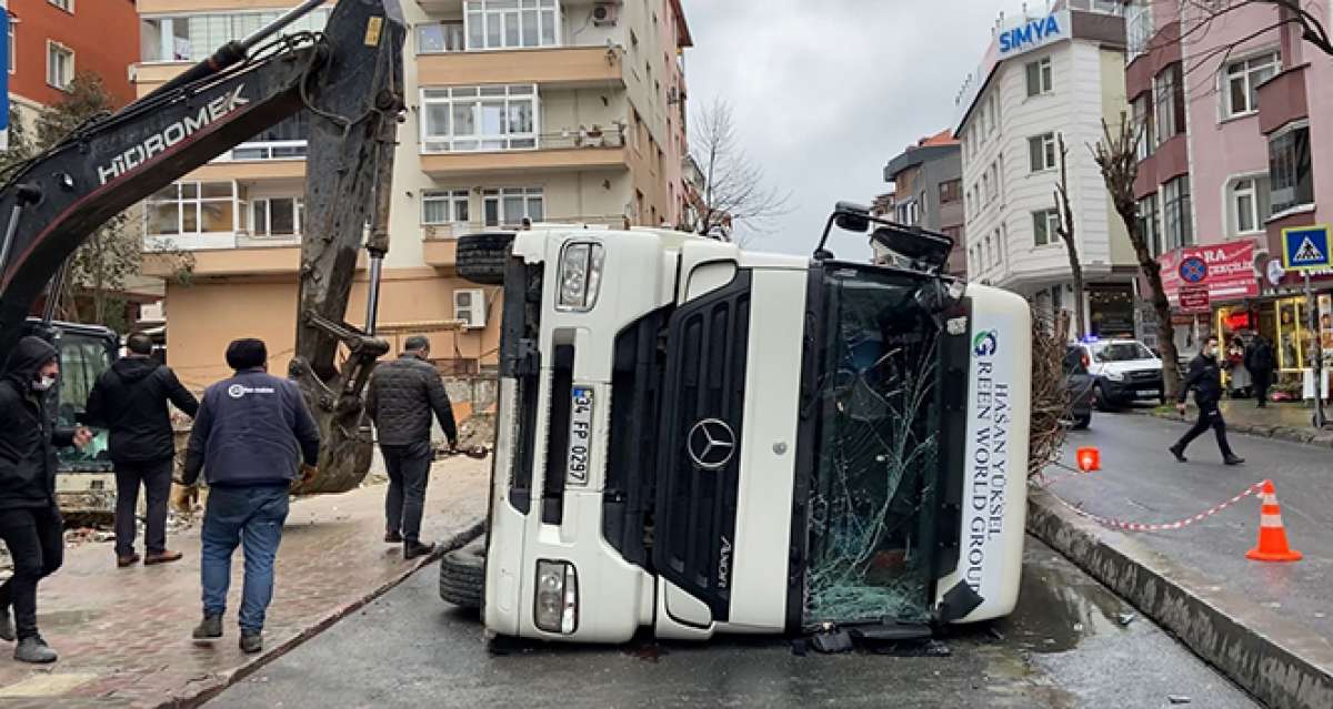 Demir yüklü kamyon yan yattı