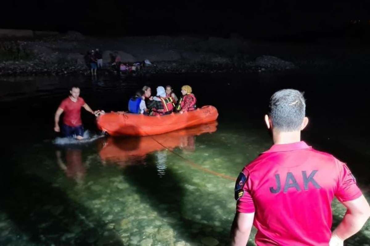 Dicle Nehri kenarında mahsur kalan 21 vatandaşı JAK kurtardı