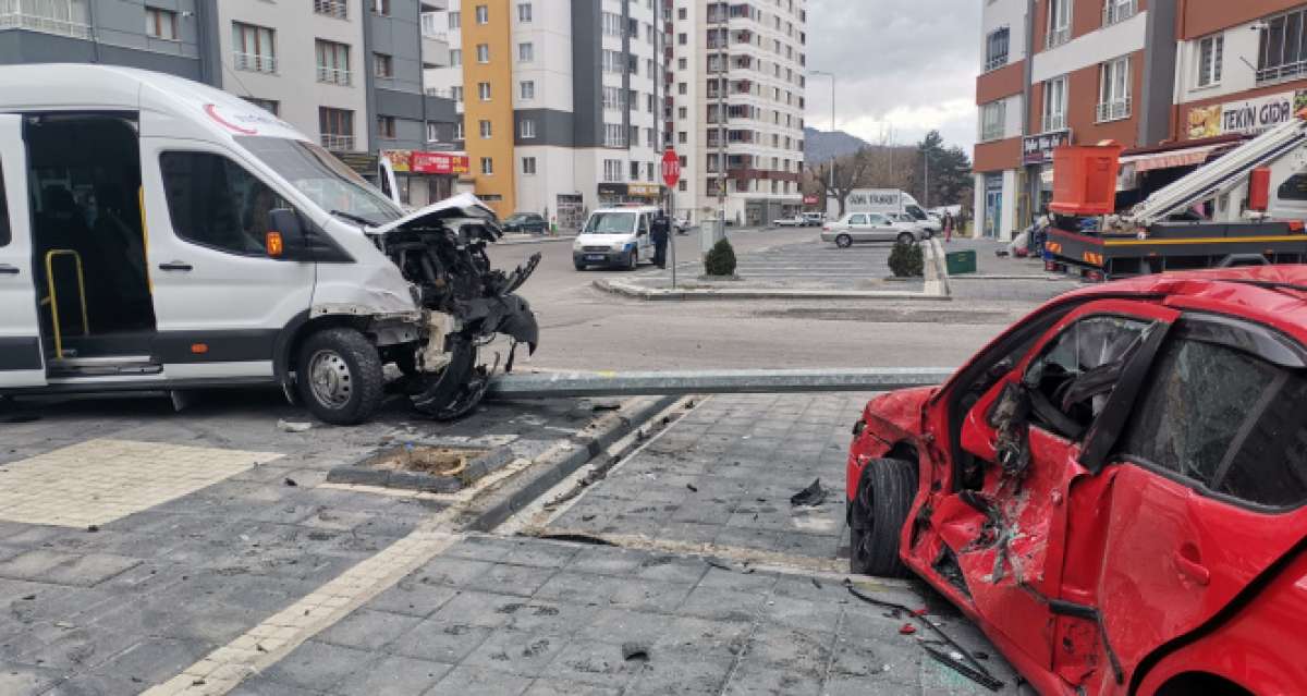 Diyaliz hastalarını taşıyan minibüs ile otomobil çarpıştı: 3 yaralı