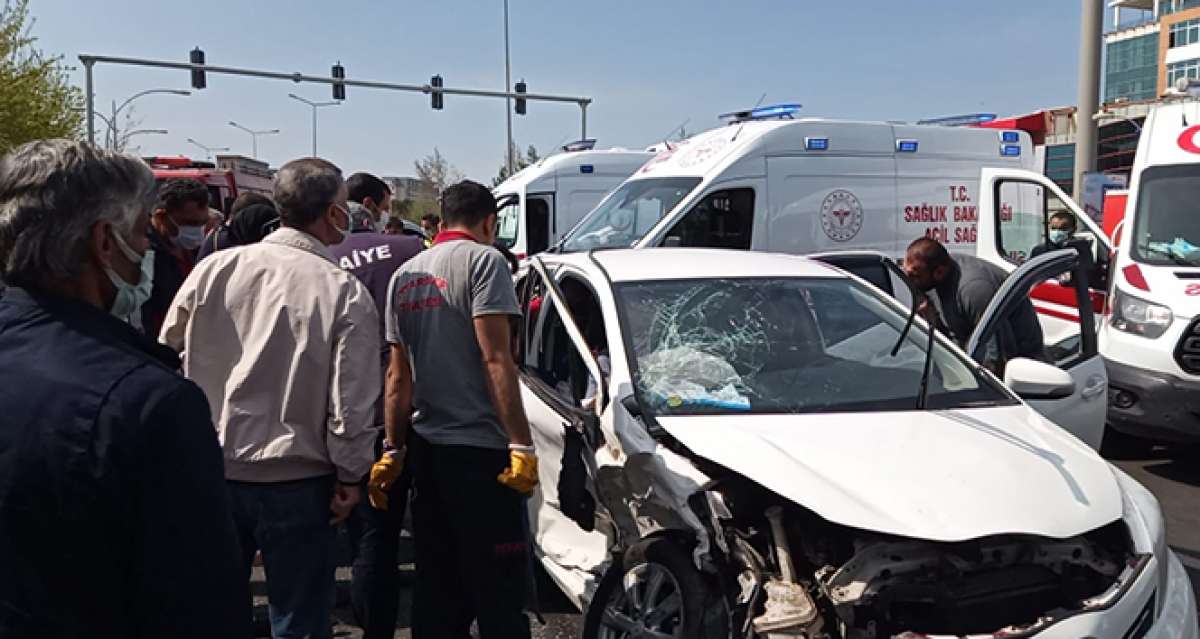 Diyarbakır'da otomobil, dönüşü yasak olan yola girdi: 5'i ağır 7 yaralı