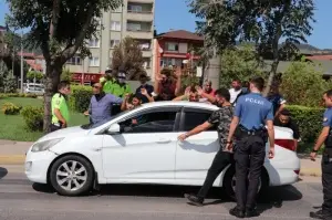 Dur ihtarına uymayarak kaçan otomobilden 6 kaçak göçmen çıktı