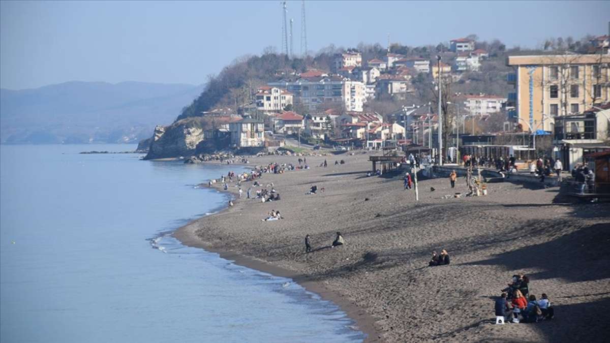 Düzce'de sıcak havayı fırsat bilen bazı vatandaşlar denize girdi