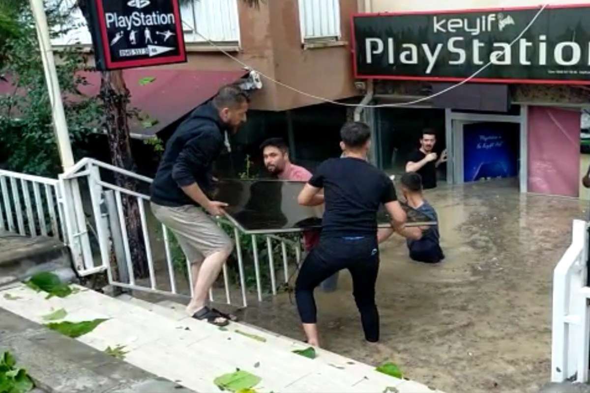 Edirne'de sağanak yağış sokakları göle çevirdi, iş yerlerini su bastı