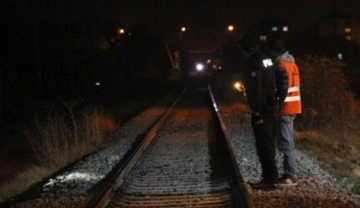 Elazığ&rsquo;da makinistin ihbarı polisi alarma geçirdi, raylar didik didik arandı