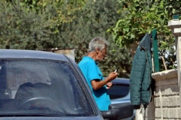 Elinde şırıngayla ayakta durmakta zorlandı, polis tarafından uzaklaştırıldı