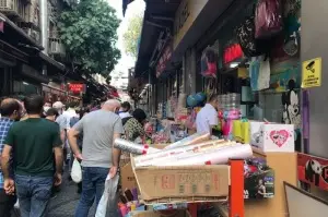 Eminönü’nde okul alışverişi heyecanı