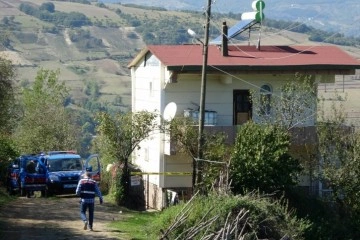 Emlakçıya evinin önünde silahlı saldırı: Eşi öldü, kendisi ağır yaralandı