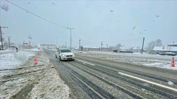 Emniyet, karlı havalara karşı sürücüleri uyardı