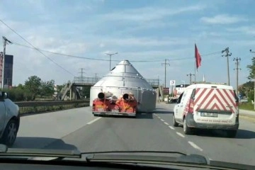 Eninden büyük yük taşıyan tır trafiği yavaşlattı