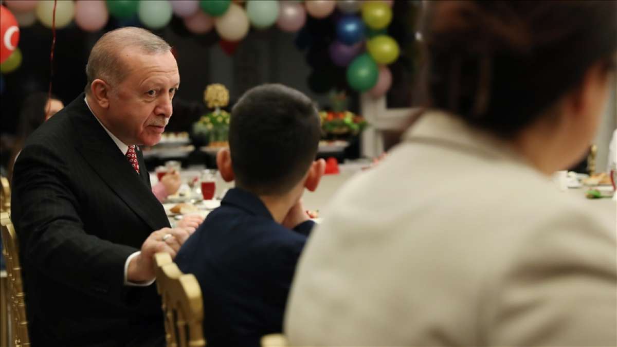 Erdoğan çifti 23 Nisan Ulusal Egemenlik ve Çocuk Bayramı'nda çocuklarla iftarda buluştu