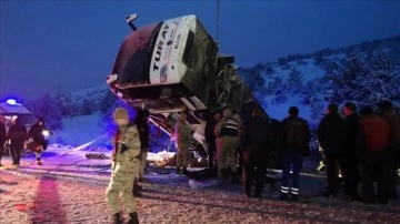 Erzincan'da yolcu otobüsü devrildi, 2 kişi öldü, 21 kişi yaralandı