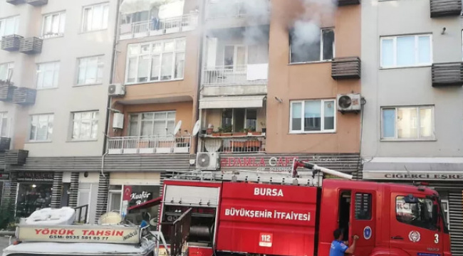  Evini ateşe verip, sokağa çıkarak yanışını izledi